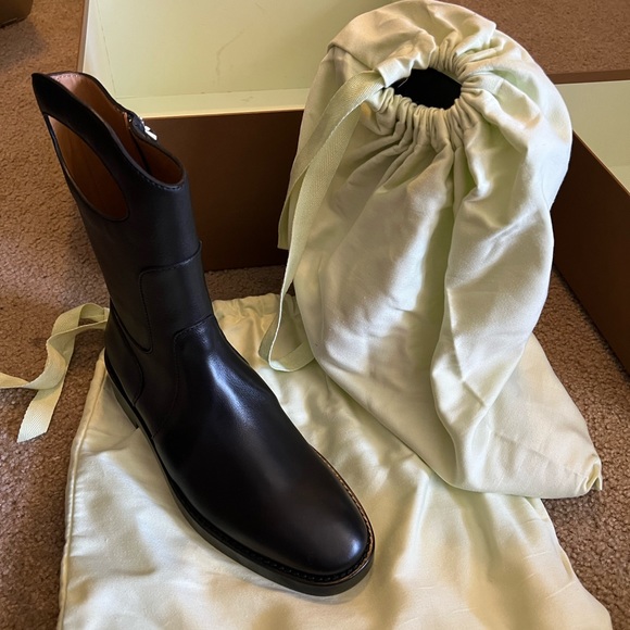 Unworn Burberry Boots for Men, Size 8.5 in US, 42 in Europe. - Picture 2 of 8